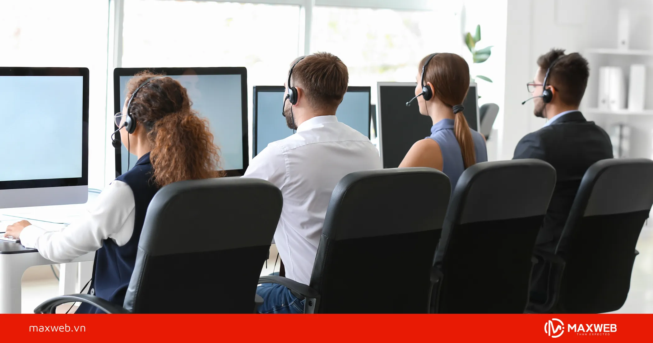 Nên kết hợp chatbot và nhân viên thật khi tích hợp chatbot vào website