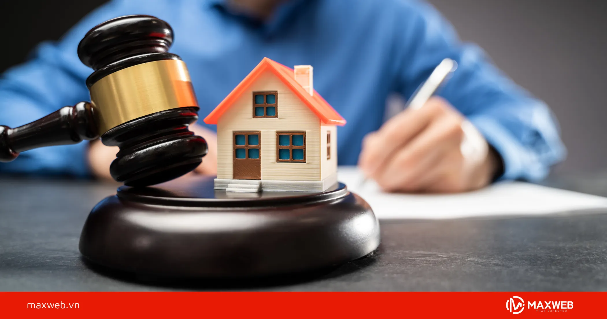 Kiểm tra luật pháp và quy định khi giao dịch qua diễn đàn