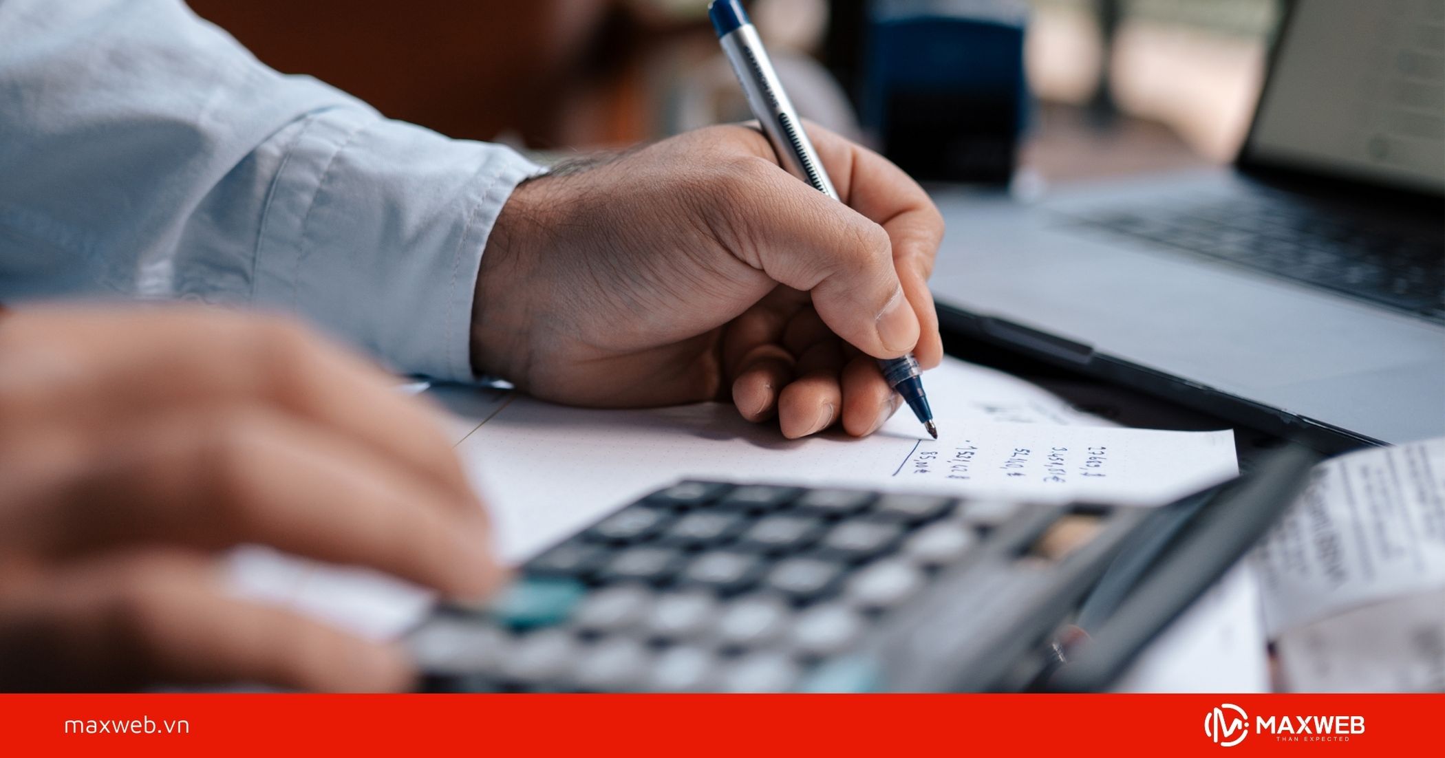 Linh hoạt trong điều chỉnh giá thầu và thông điệp